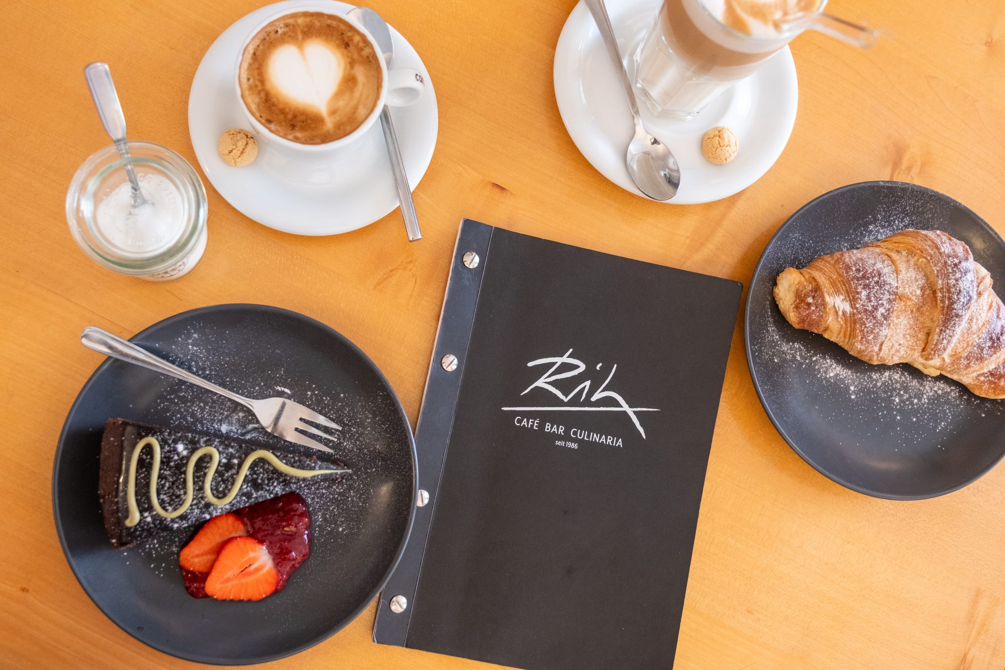 Croissant und Milchkaffee zum Frühstück