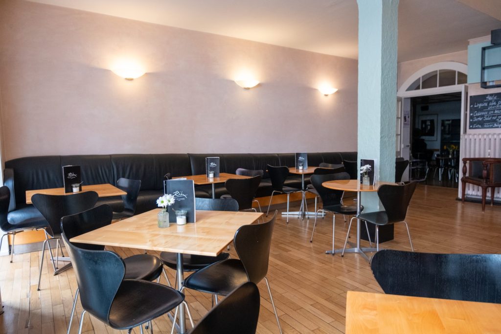 Heller Gastraum des Café Rih mit Thekenschiff