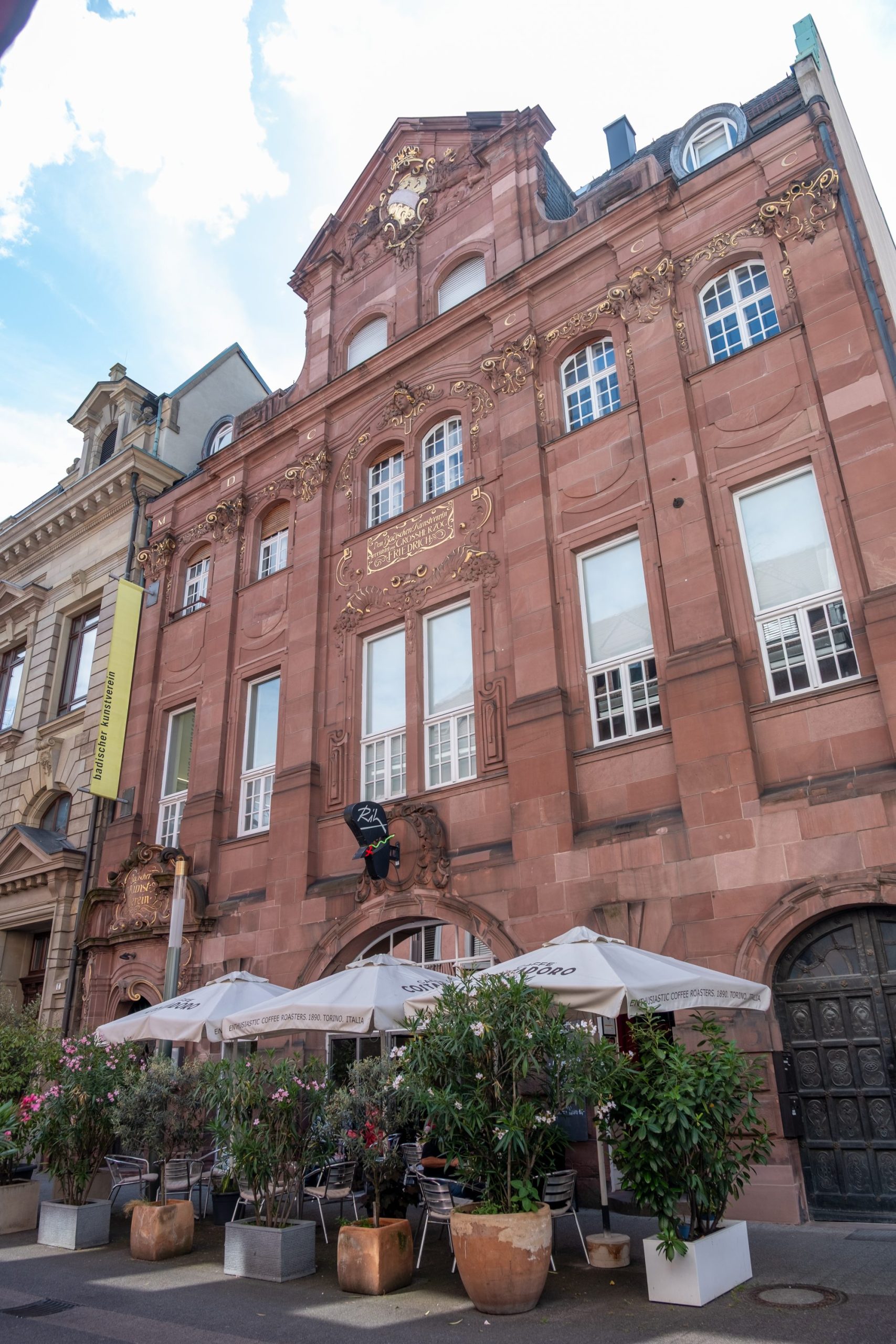 Sandsteinfassade des Hauses des Badischen Kunstvereins in Karlsruhe
