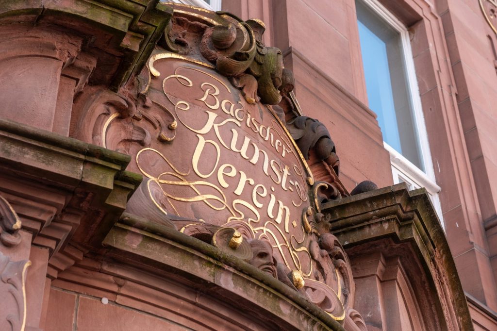 Goldene Inschrift Badischer Kunstverein an der Sandsteinfassade des Café Rih in Karlsruhe