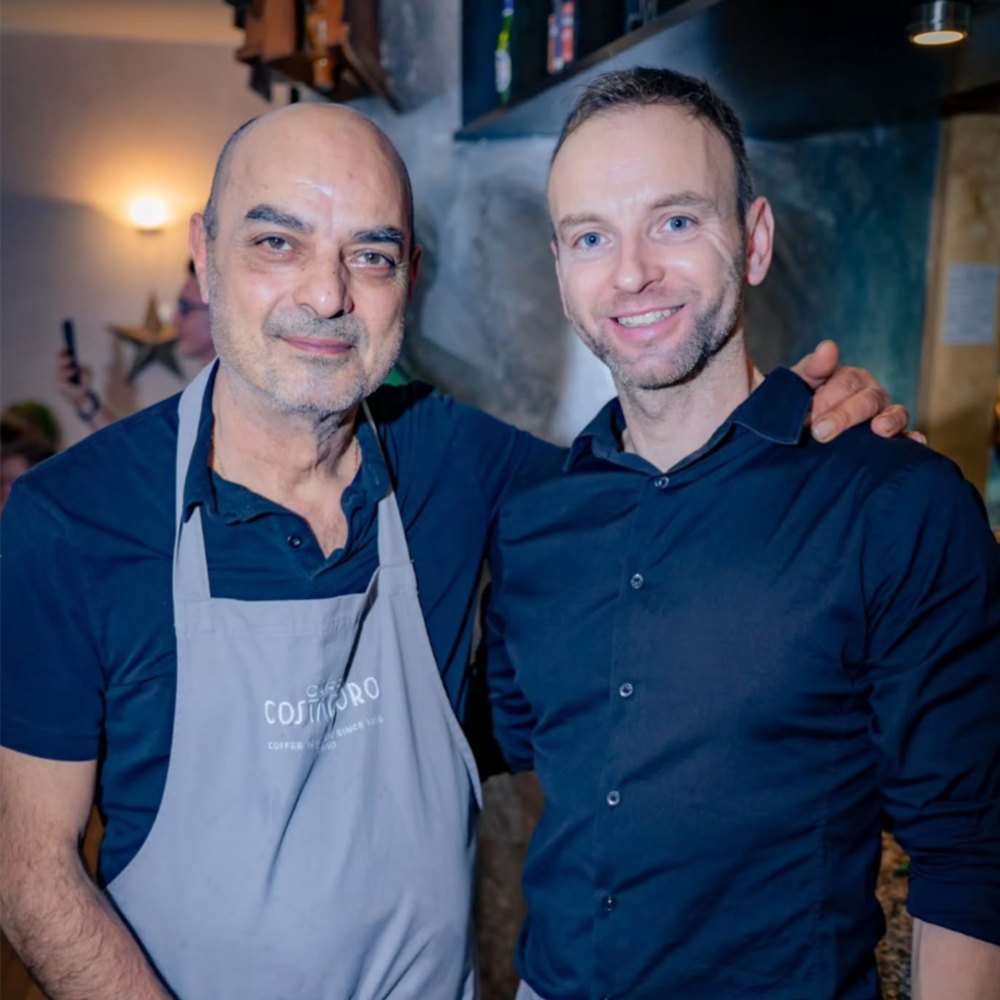 Cristian (rechts) und Carmelo an der Theke des Café Rih